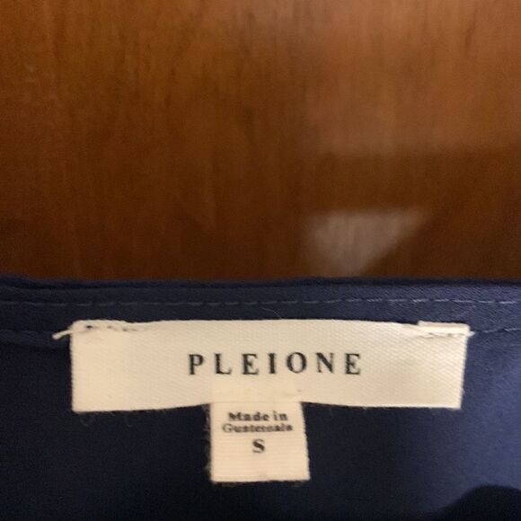 NWOT Francesca’s navy blue shear tie front short sleeve! Size S - Picture 2 of 3